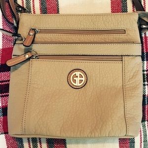 GIANI BERNINI Oatmeal Pebble Crossbody 💕
